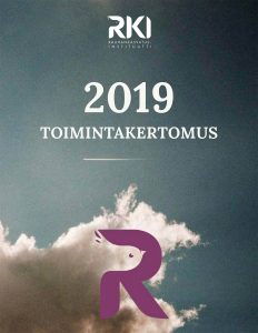 Sinisellä taivaalla valkoinen pilvi sekä iso violetti R-kirjain. Teksti: 2019 toimintakertomus. RKI:n logo.