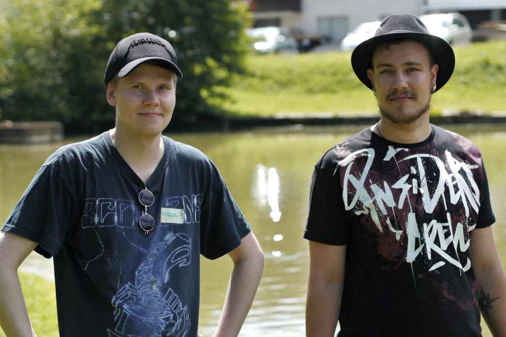 Joona ja Otso katsovat kameraan.