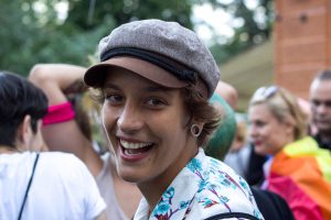 Dakota hymyilee erittäin iloisena kameralle Ljubljana Pride -humun keskeltä