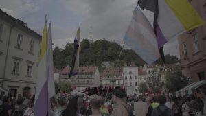 Ihmisiä osallistumassa Ljubljana Prideen.