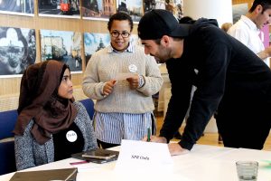 Kolme nuorta aikuista tekee ryhmätyötä syksyn 2019 Rauhankiihdyttämössä