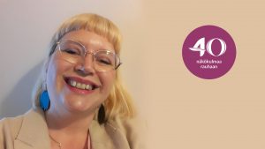 Anna Litewka-Anttolainen hymyilee kameralle.