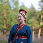Anna Lumikivi kolttasaamelainen puku yllään.