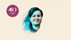 Riikka Jalonen on graafisesti tyylitelty sinisellä värillä.