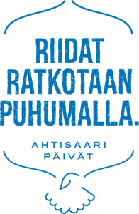 Kuvan tausta on valkoinen. Sinisen kehikon sisällä lukee sinisellä tekstillä "Riidat ratkotaan puhumalla, Ahtisaari-päivät".