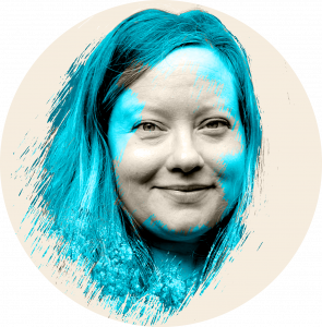 Elina Lauttamäen kasvokuva turkoosilla korostevärillä koristeltuna.