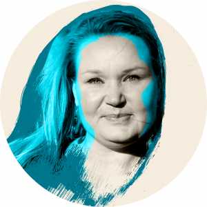 Mari-Anne Okkolinin kasvokuva turkoosilla graafisella koristeella.