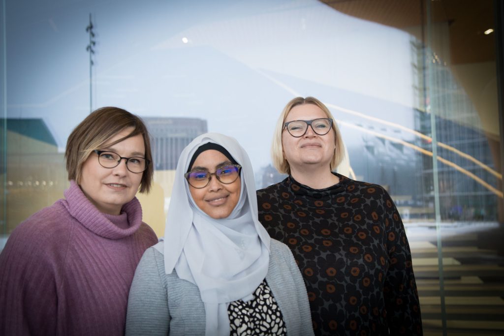 An image of Sari Lahdenperä, Faiza Abdulqadir and Anna Litewka-Anttolainen.