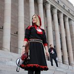 Syksyllä 2018 Petra Laiti huudatti yleisöä eduskuntatalon edessä